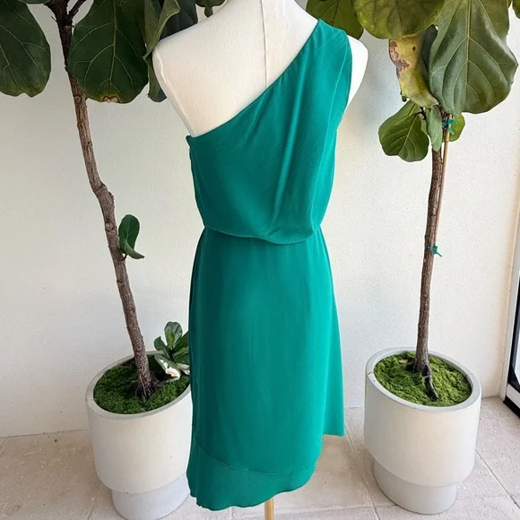 ‼️Vintage‼️ BCBGMaxAzria Rare gorgeous green One-Shoulder Dress, size 2 - Picture 3 of 11